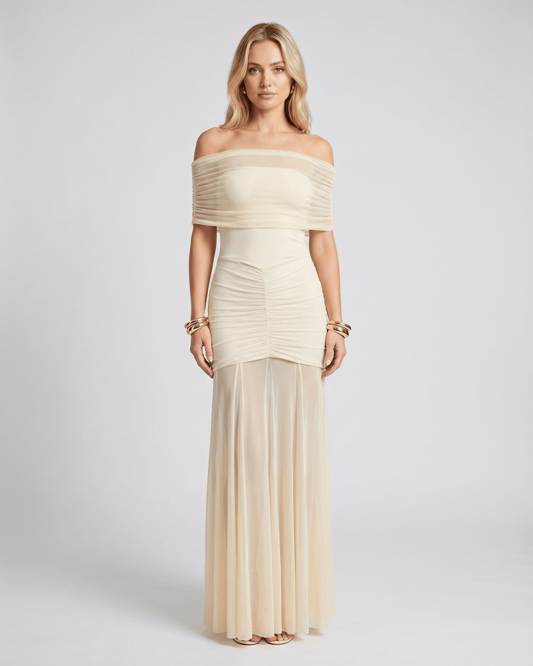 Vestido maxi elegante para mujer, escote off-shoulder, ideal para eventos especiales y bodas.