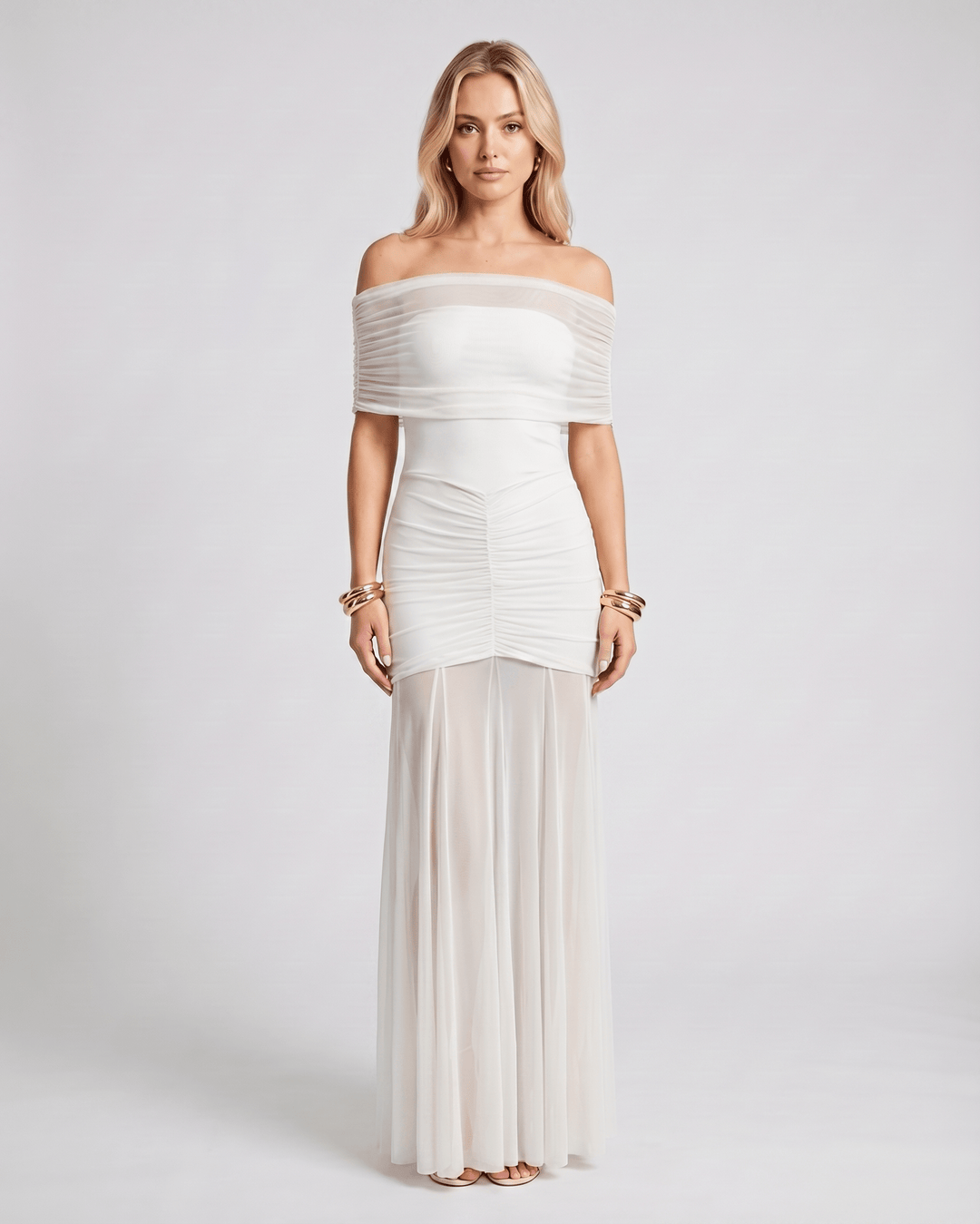 Moda femenina: vestido maxi con escote off-shoulder, elegancia para cualquier evento.