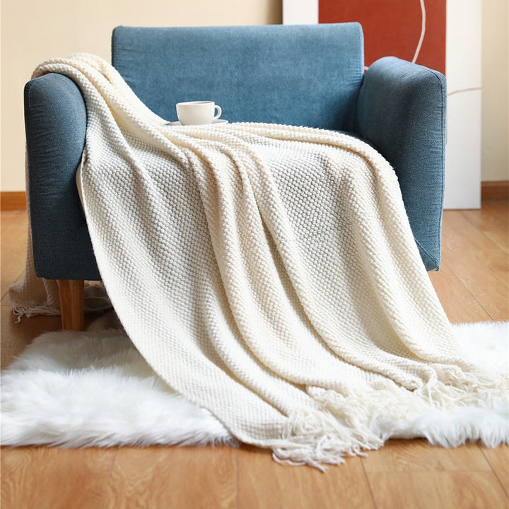 Manta tejida gruesa gris, estilo nórdico moderno, calidez y confort para decoración de hogar.
