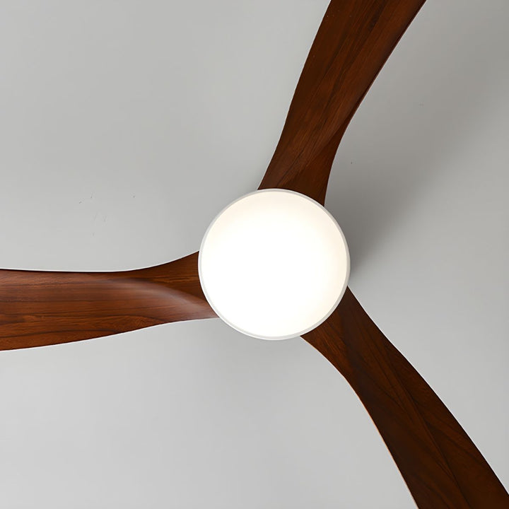 Ventilador de techo moderno con luz LED cálida, ideal para sala de estar o dormitorio.