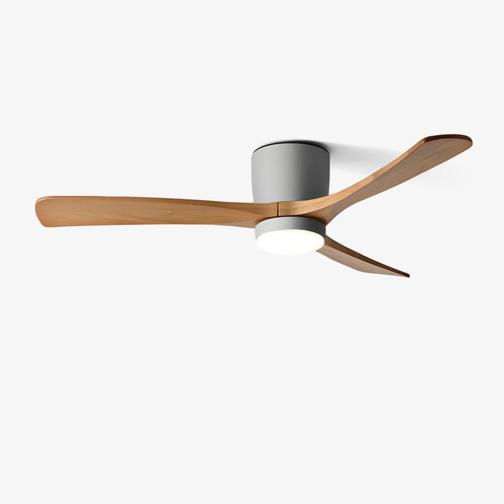 Aspas de madera y luz LED en ventilador de techo moderno, eficiencia energética y control.