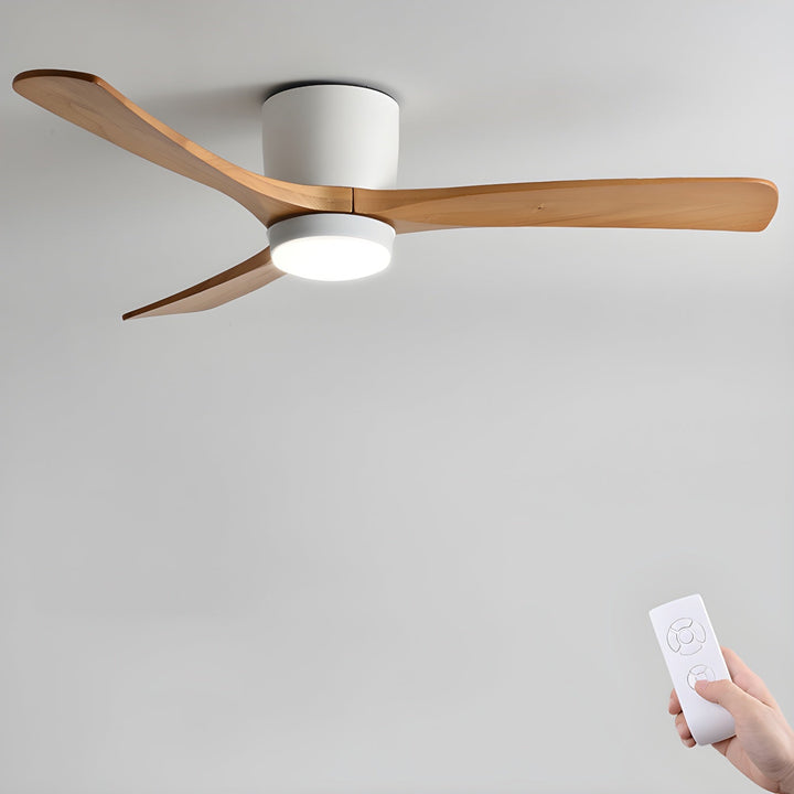 Ilumina y ventila tu espacio con este ventilador de techo de madera, LED y control remoto.
