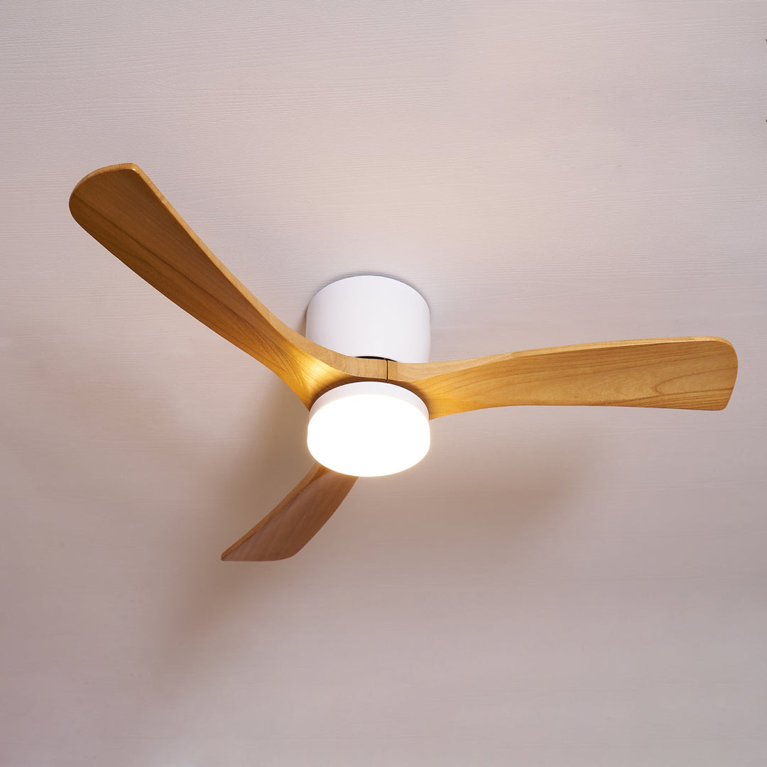 Moderno ventilador de techo con iluminación LED, diseño minimalista nórdico, de madera.