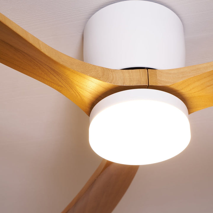 Ventilación óptima y luz LED en un ventilador de techo nórdico de madera, con control.