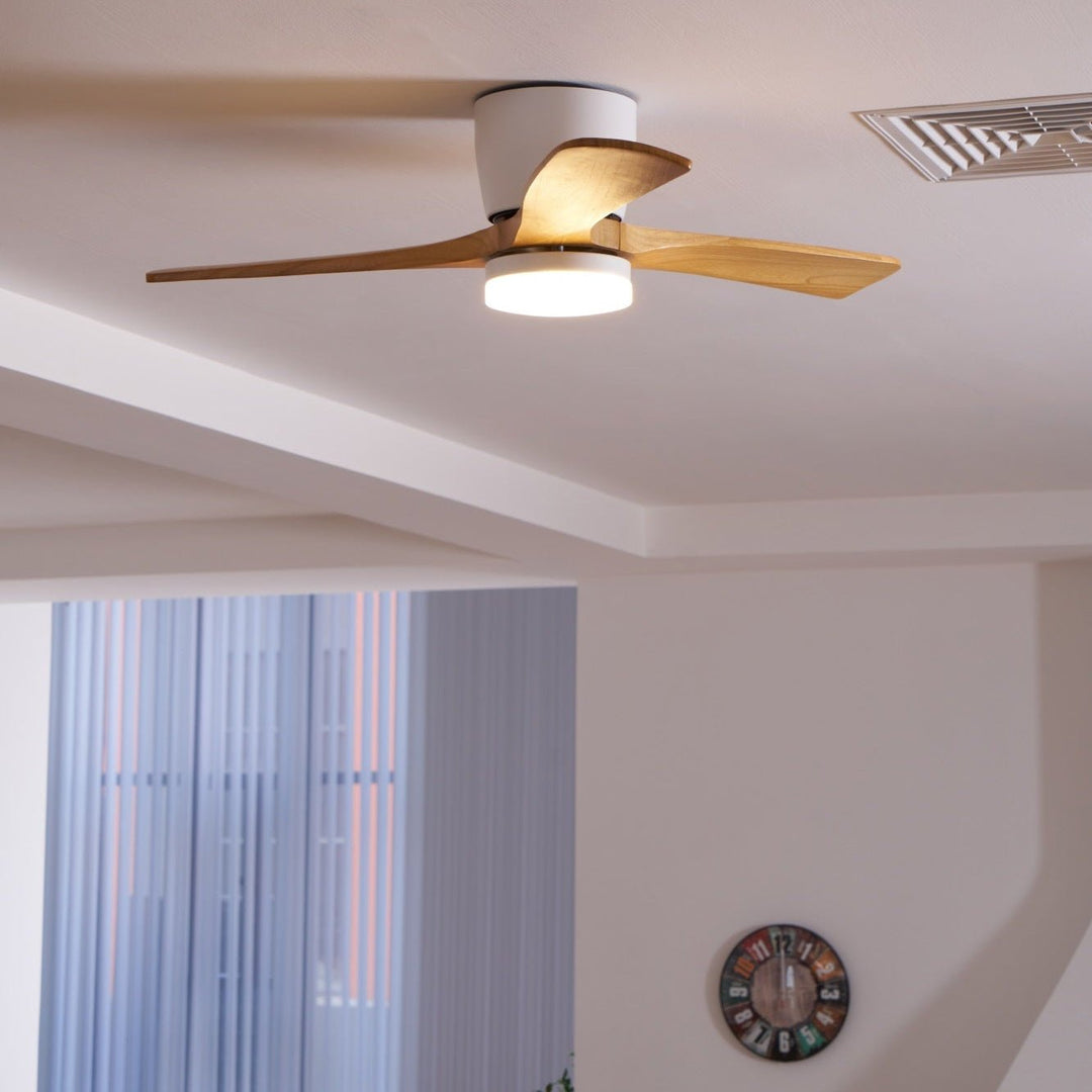 Iluminación ambiental y ventilación con ventilador de techo LED de madera, control.