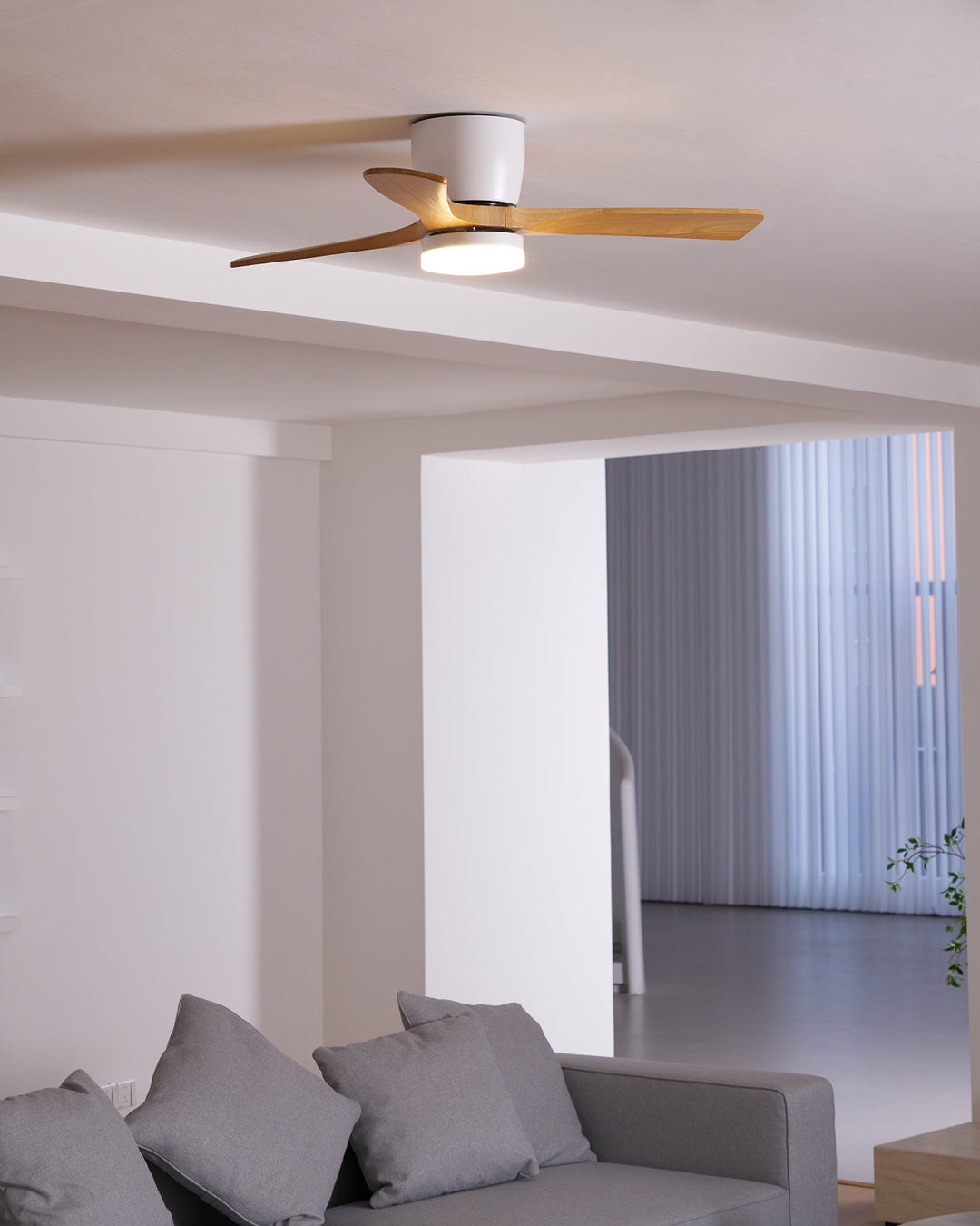 Decoración moderna: Ventilador de techo nórdico con luz LED, aspas de madera y control.