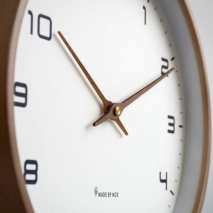 Elegante reloj de pared de madera silencioso, con estilo escandinavo, para un ambiente tranquilo.