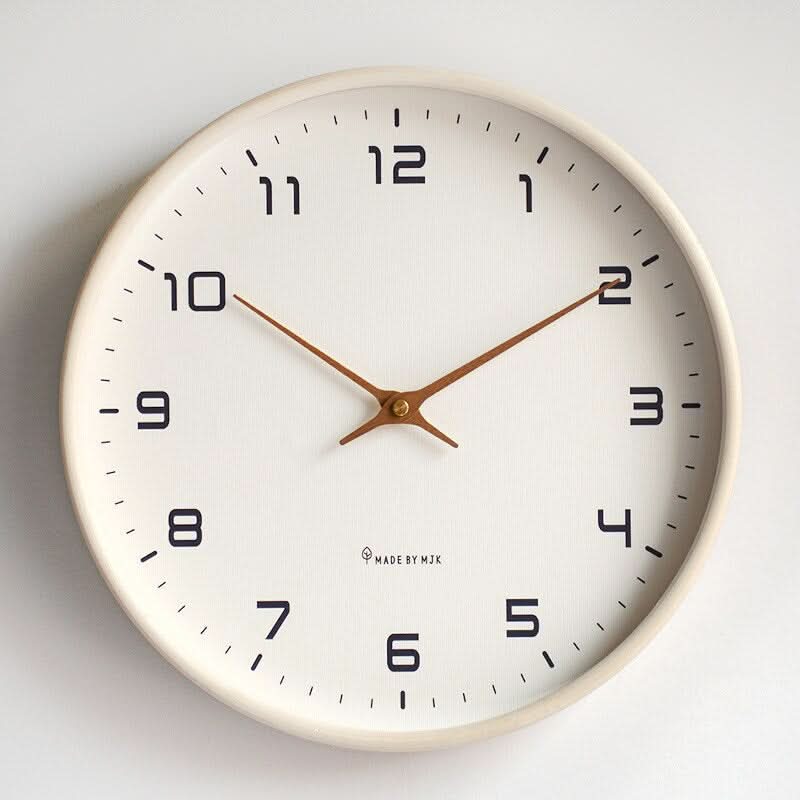 Reloj de pared de madera estilo nórdico, silencioso, perfecto para un dormitorio sereno y moderno.
