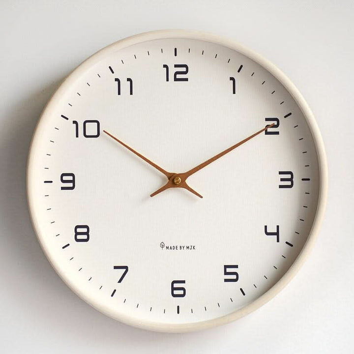 Reloj de pared de madera estilo nórdico, silencioso, perfecto para un dormitorio sereno y moderno.