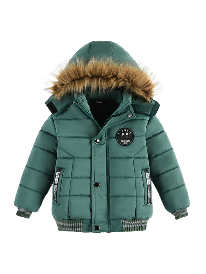 Abrigo infantil cálido y acolchado, con capucha protectora ideal para días fríos de invierno.
