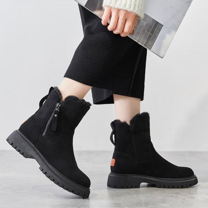 Primer plano del interior de felpa suave en botas de invierno para mujer, ofreciendo calidez y comodidad.