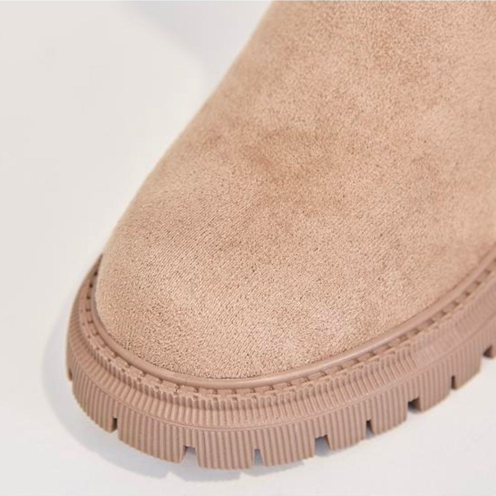 Par de botines de invierno impermeables para mujer, diseño robusto y cálido, listos para proteger del frío.
