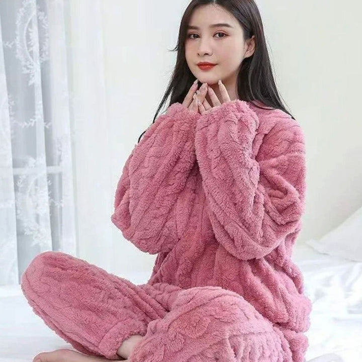 Conjunto loungewear de invierno para mujer. Top y pantalón suave y cálido, ideal para relajarse en casa.