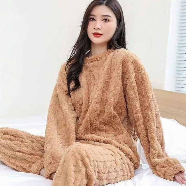 Suave conjunto de invierno para mujer. Top y pantalón cálido, ideal para la comodidad y relax en el hogar.