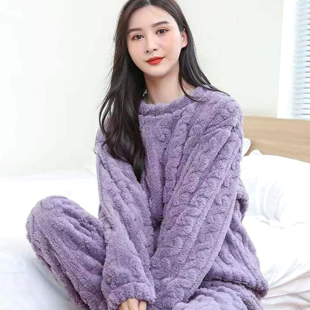Outfit cómodo de invierno para mujer. Conjunto de top y pantalón suave para estar por casa con calidez.