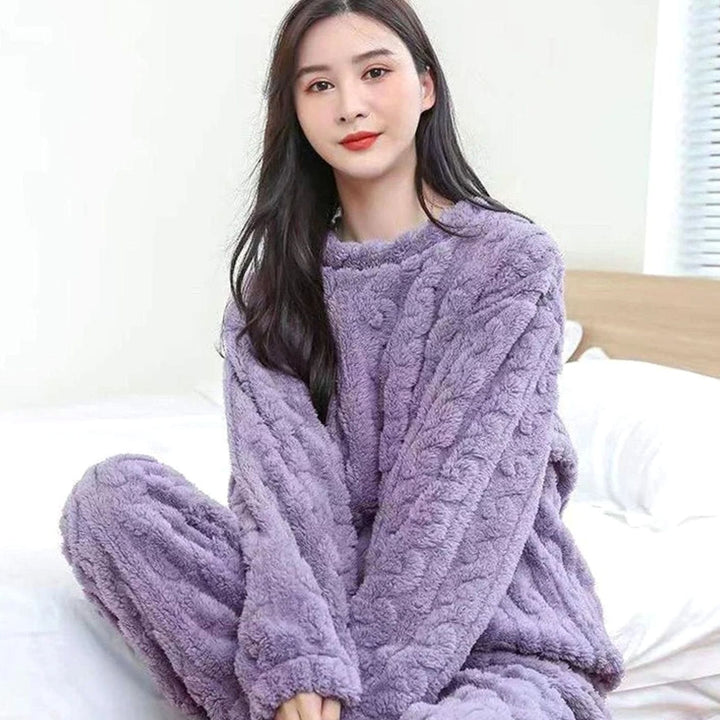 Outfit cómodo de invierno para mujer. Conjunto de top y pantalón suave para estar por casa con calidez.