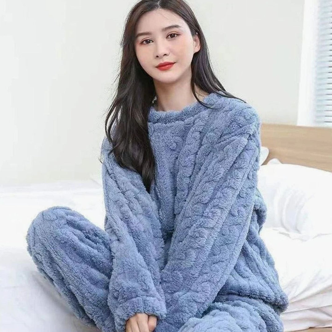Conjunto relax de mujer: top y pantalón. Ropa de casa moderna y cómoda, perfecta para el invierno.