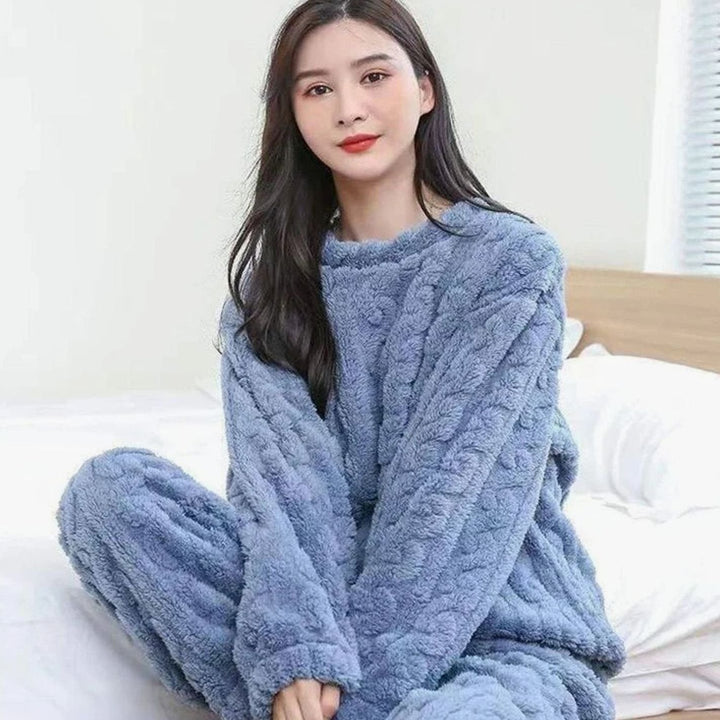 Conjunto relax de mujer: top y pantalón. Ropa de casa moderna y cómoda, perfecta para el invierno.