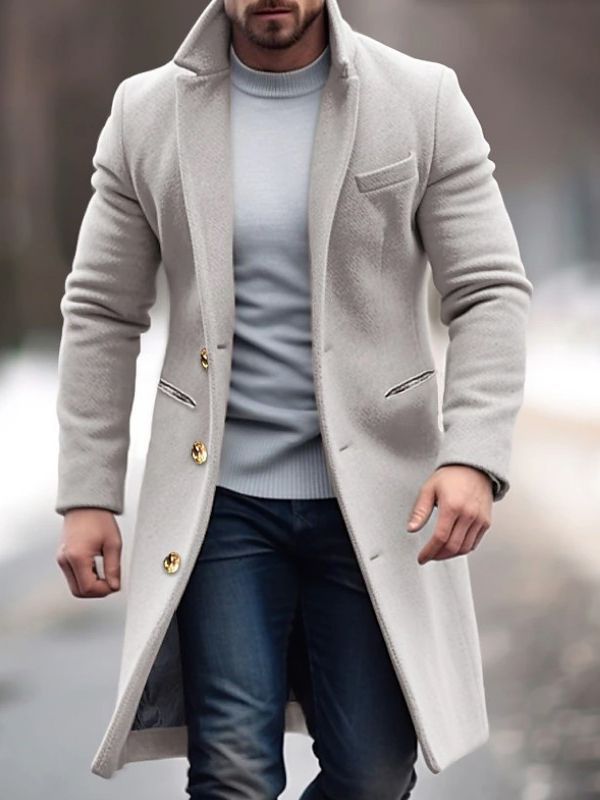 Hombre con abrigo de lana cuello alto. Calidez y estilo para el invierno, perfecto para looks casuales y formales.