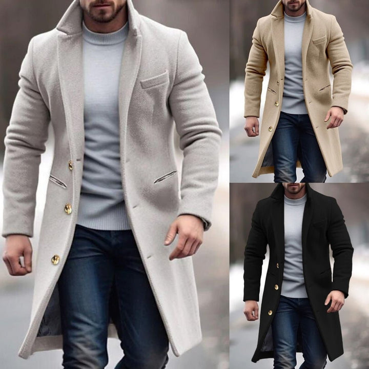 Detalle de abrigo de lana para hombre, cuello alto. Diseño elegante para proteger del frío con estilo este invierno.