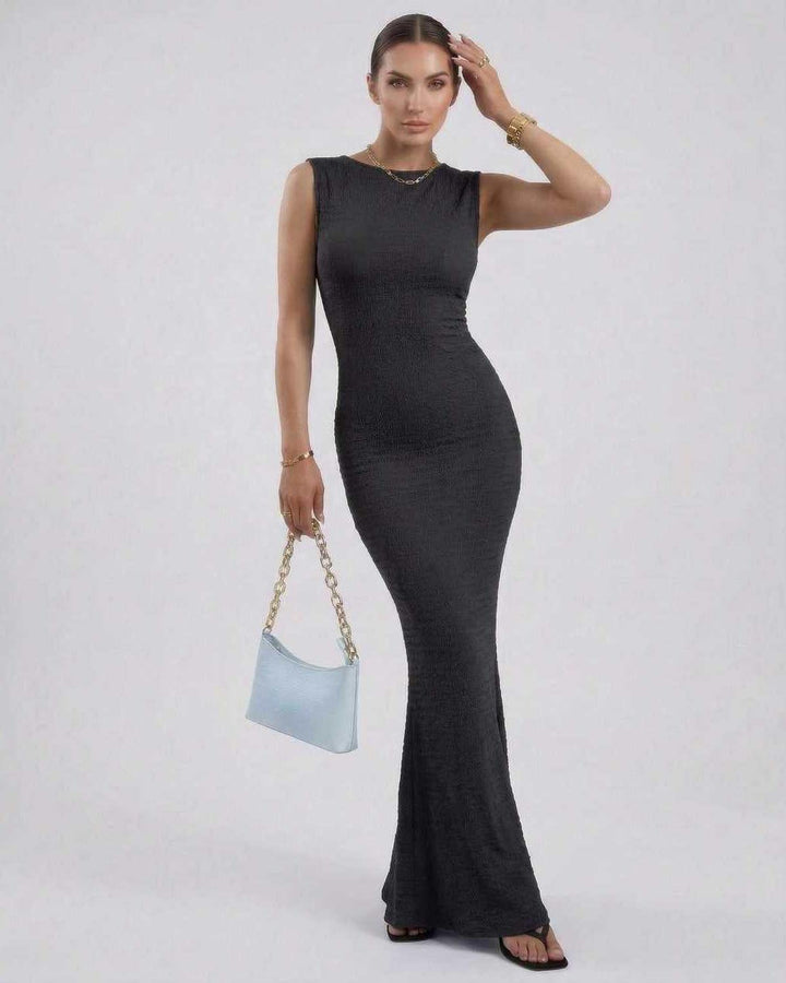 Elegante vestido maxi negro Nova para mujer, diseño sin mangas atemporal. Ajuste perfecto para noches especiales.