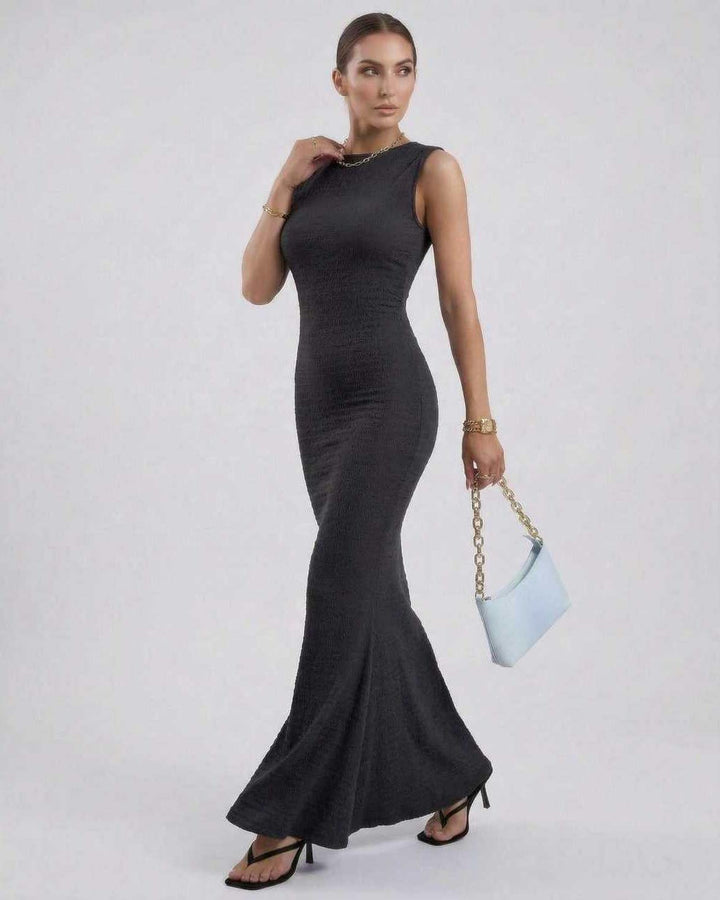 Vestido de noche maxi Nova negro sin mangas. Comodidad y estilo ajustado para fiestas y ocasiones especiales.