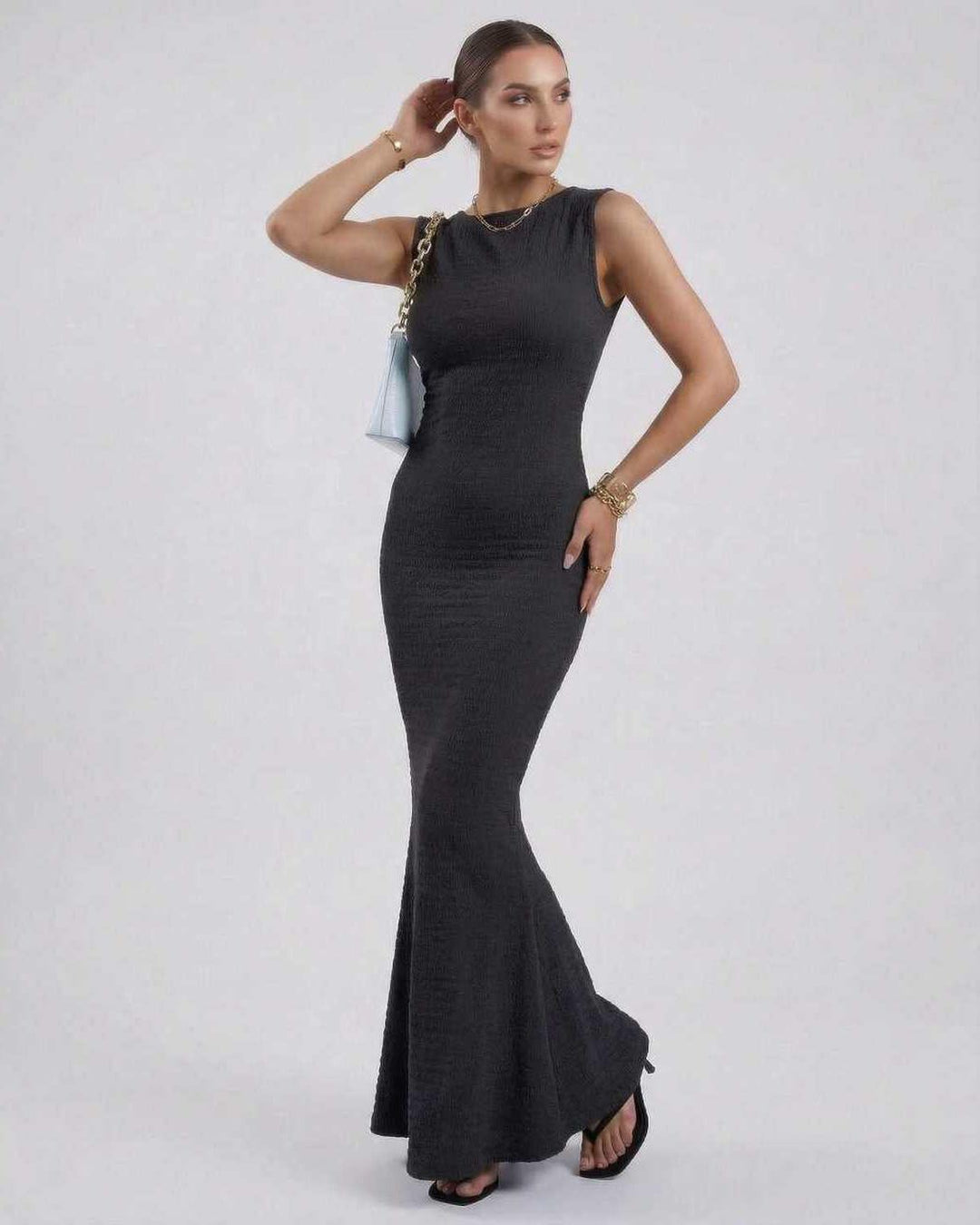 Vestido maxi Nova negro para mujer, silueta ajustada y sofisticada. Ideal para un look atemporal y elegante.