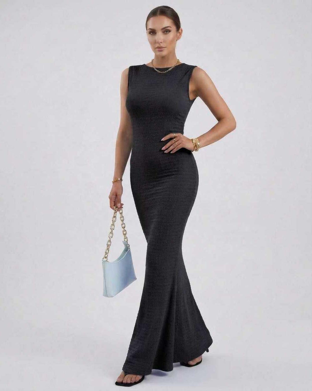 Vestido maxi negro Nova para mujer, sin mangas y ajustado. Ideal para looks elegantes de fiesta y noche.