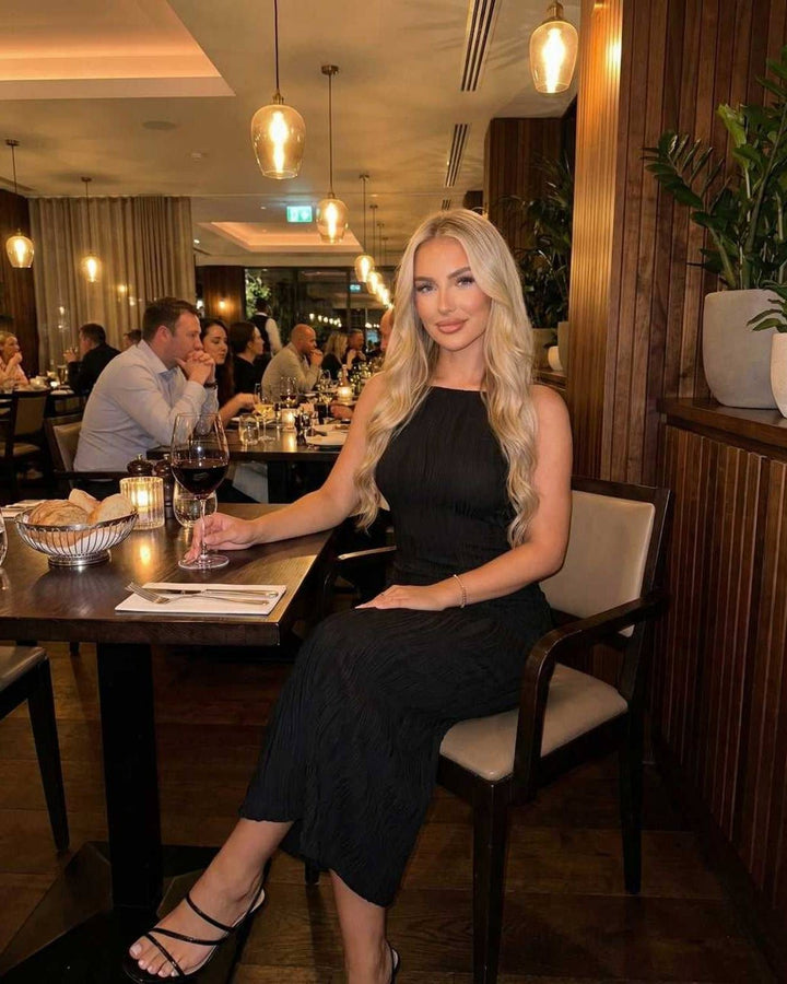 Vestido midi blanco Nova de mujer. Un diseño sin mangas ajustado que ofrece elegancia y confort para eventos formales.