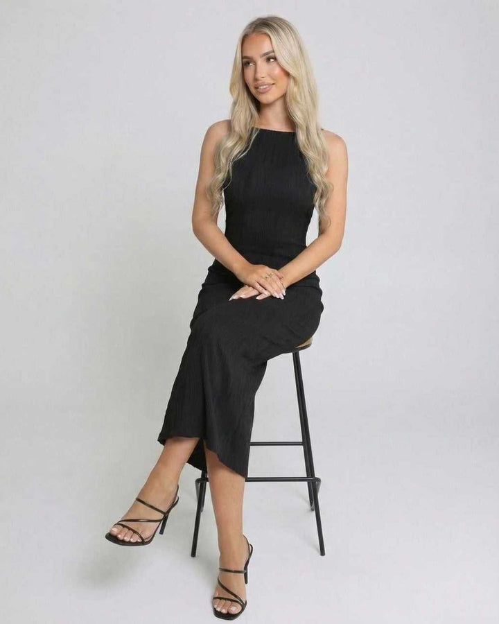 Moda femenina: Vestido blanco midi Nova, sin mangas y elegante. Atuendo sofisticado para fiesta o evento especial.