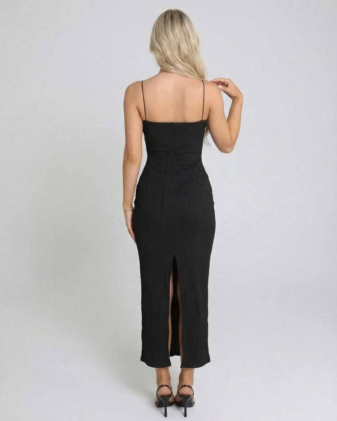 Vestido blanco midi sin mangas, ajustado y moderno, para mujer. Combina confort y elegancia para cualquier evento.