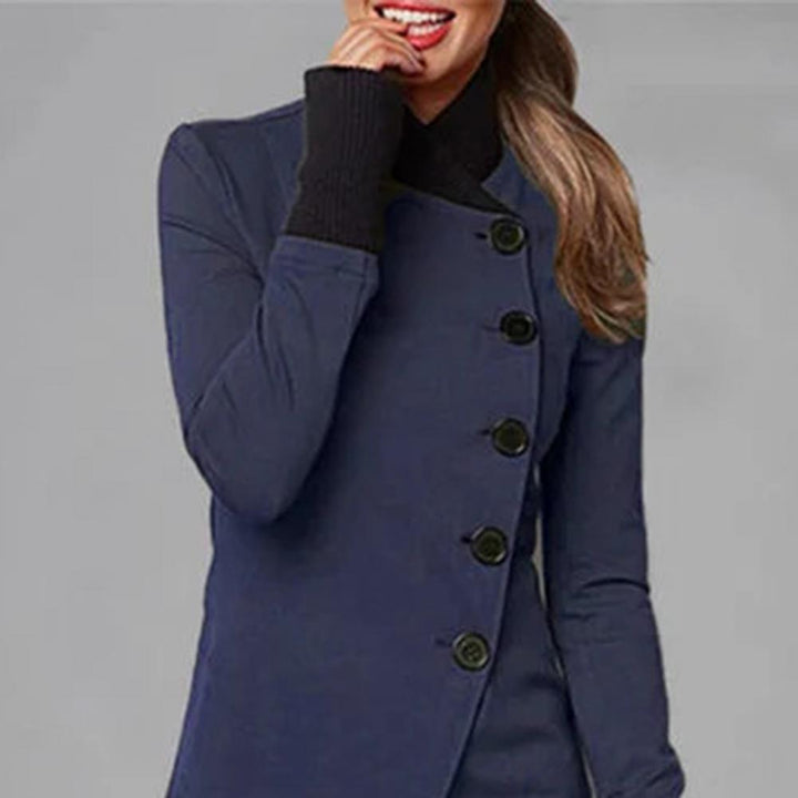 Abrigo acolchado de mujer con capucha para invierno. Ofrece calidez y moda para tu look diario.