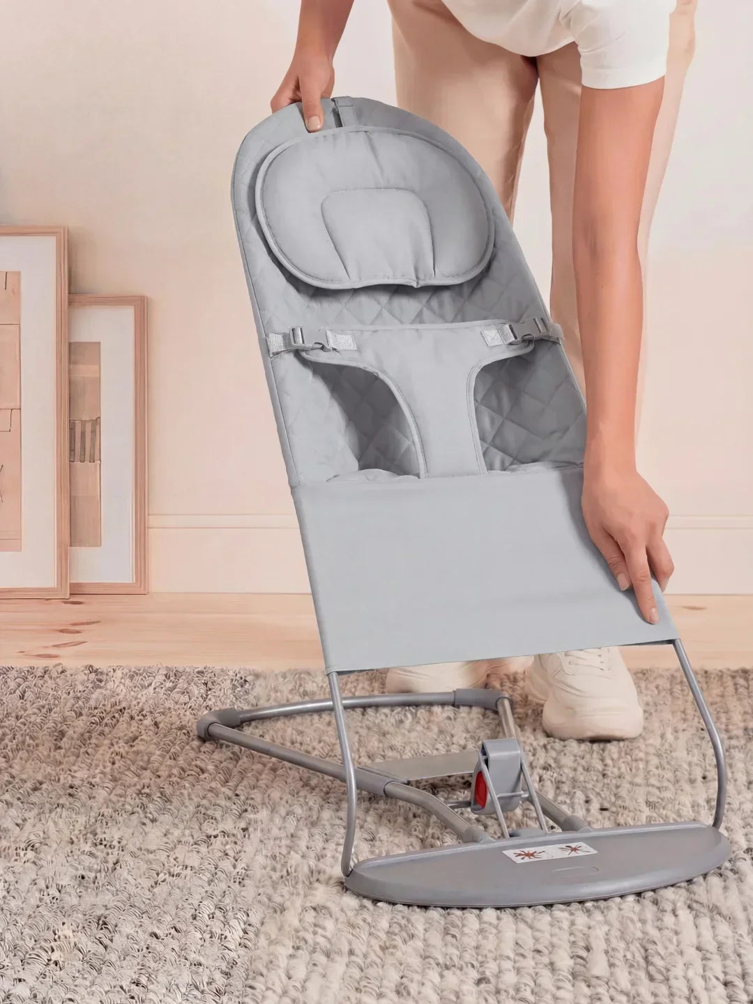 Columpio infantil ergonómico caqui, mecedora natural para confort y relajación del bebé.