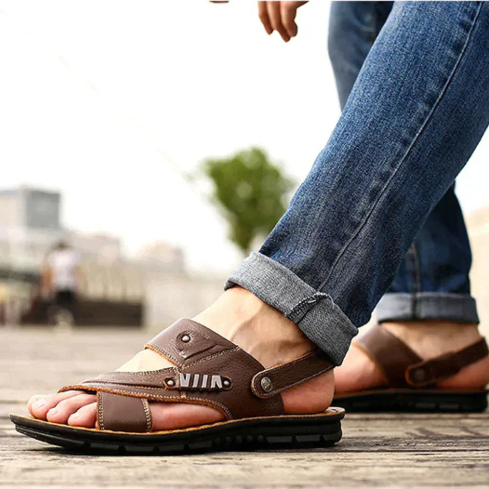 Sandalias ortopédicas de hombre con diseño moderno, ofreciendo soporte y alivio para pies cansados.