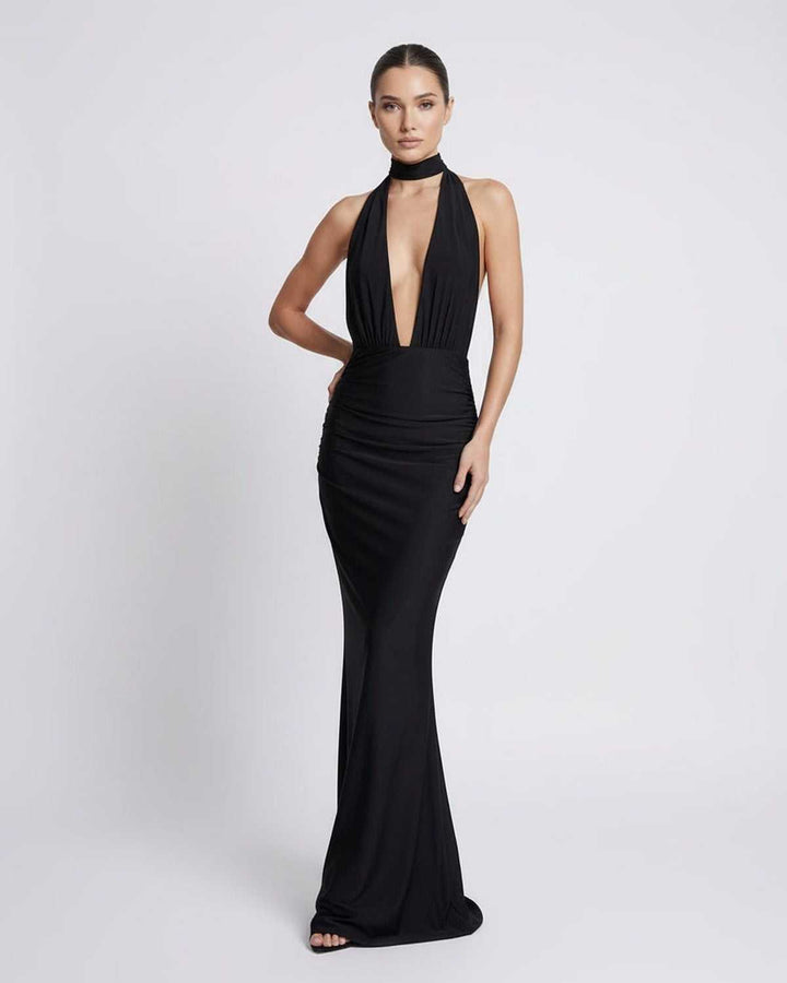 Vestido blanco maxi para mujer, escote halter y espalda descubierta. Ideal para fiestas y eventos.