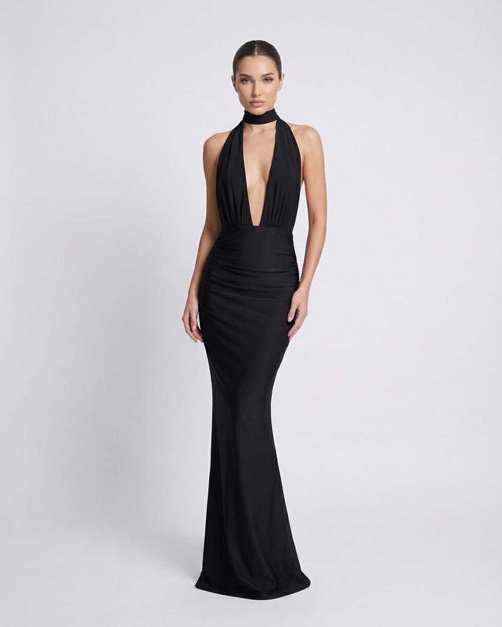 Vestido maxi blanco elegante con escote halter para mujer, ideal para fiesta o noche.