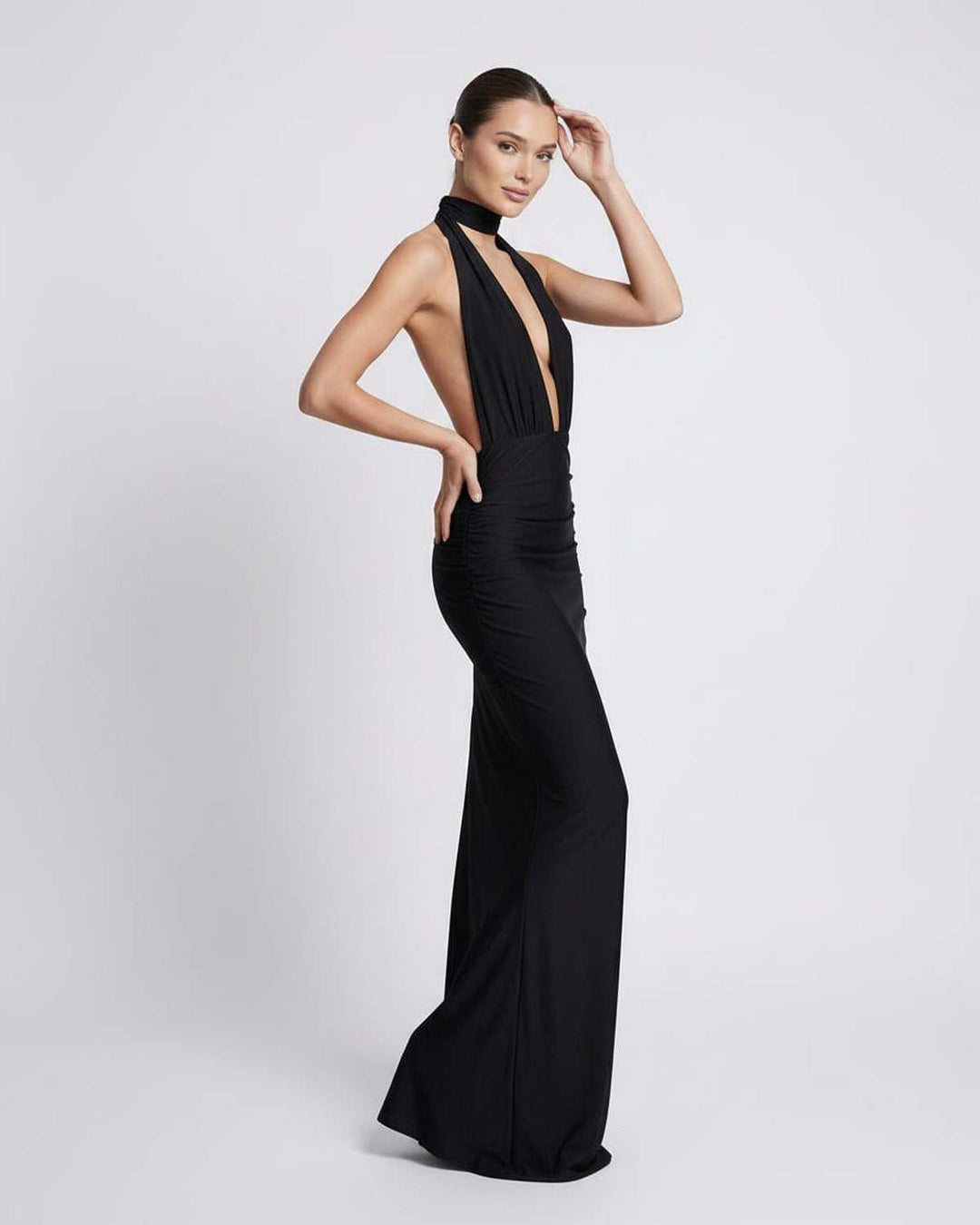 Elegante vestido maxi blanco para mujer con cuello halter, ideal para eventos de noche y fiestas.