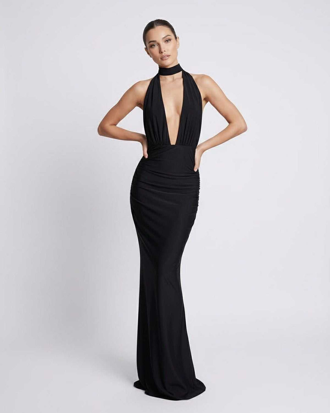 Vestido blanco largo de fiesta con escote halter y espalda descubierta, moda femenina elegante.