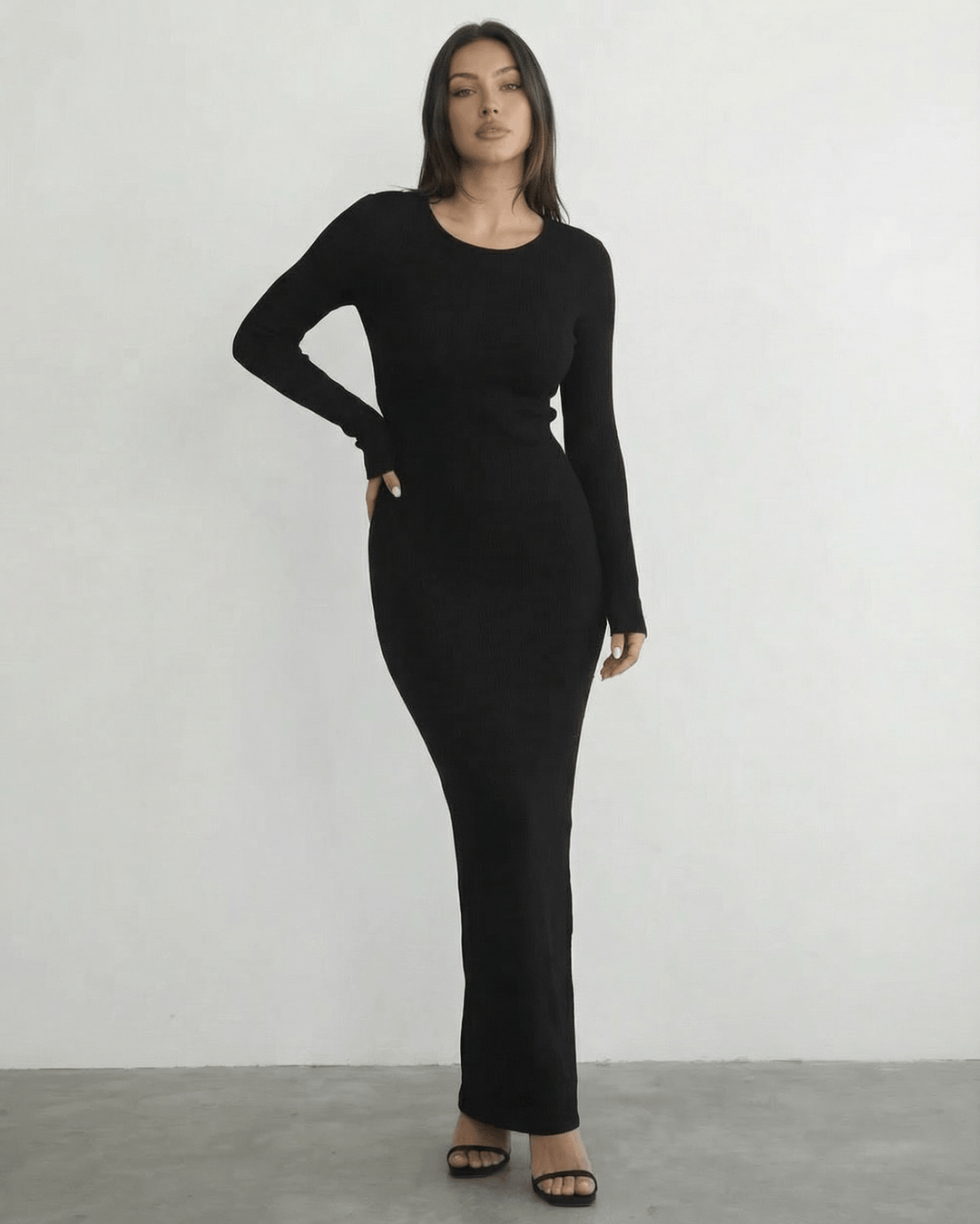 Vestido maxi negro elegante con manga larga y espalda abierta, ideal para noche o fiesta.