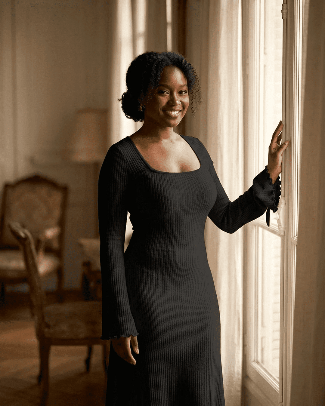 Elegante vestido maxi negro para otoño, con mangas largas y escote cuadrado. Moda femenina formal o de oficina, muy versátil.