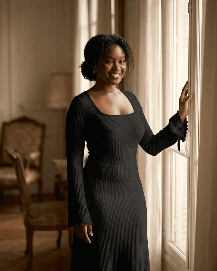 Elegante vestido maxi negro para otoño, con mangas largas y escote cuadrado. Moda femenina formal o de oficina, muy versátil.