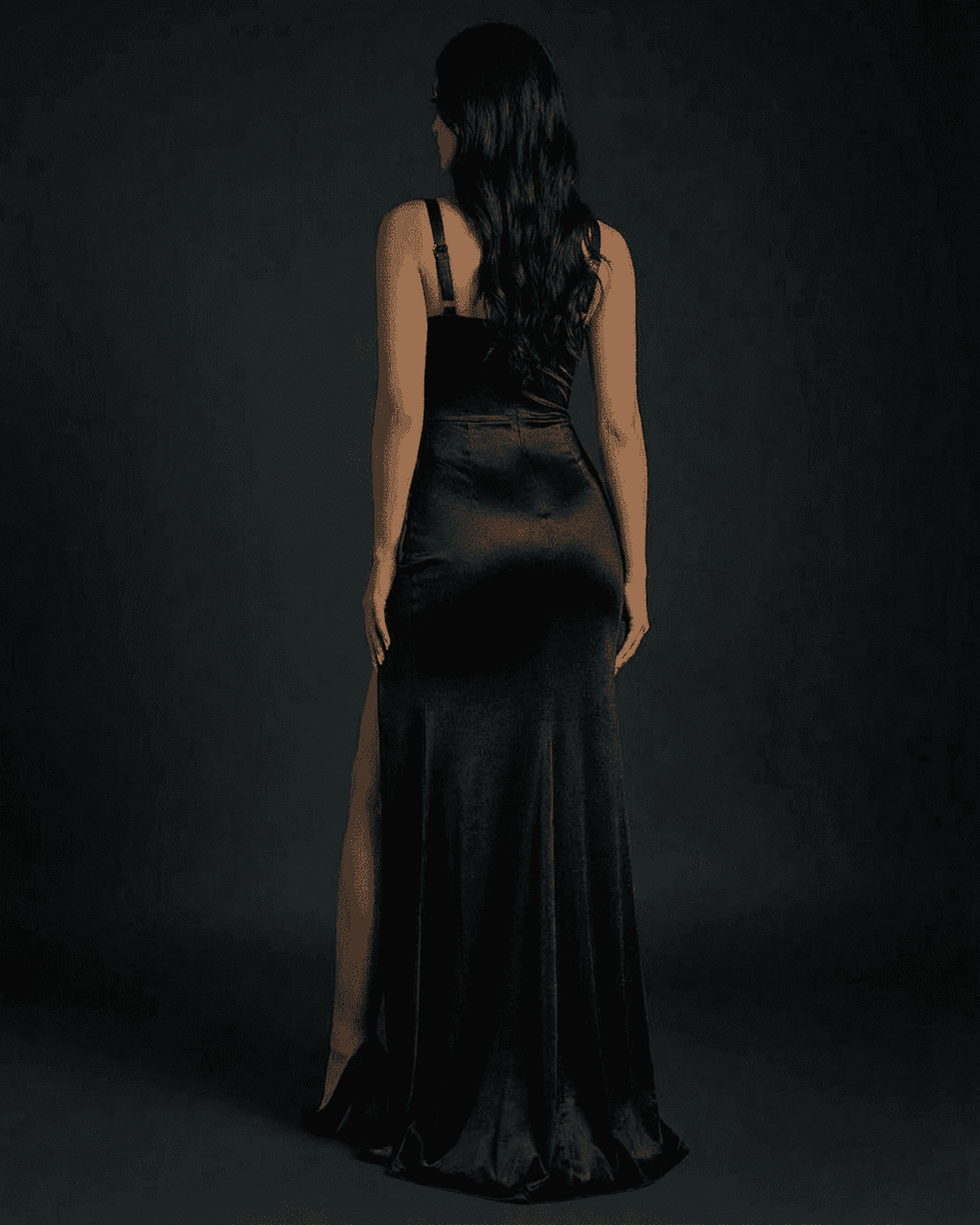 Vestido de fiesta formal blanco de mujer, con escote cuadrado y silueta sirena. Vestido largo y elegante para gala.