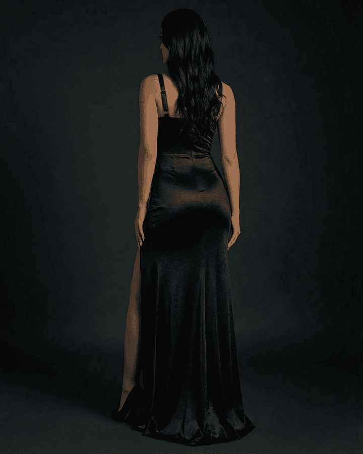 Vestido de fiesta formal blanco de mujer, con escote cuadrado y silueta sirena. Vestido largo y elegante para gala.