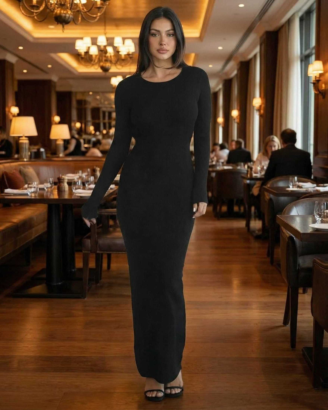 Vestido maxi negro, manga larga, espalda abierta. Prenda elegante y estilizada para mujeres.