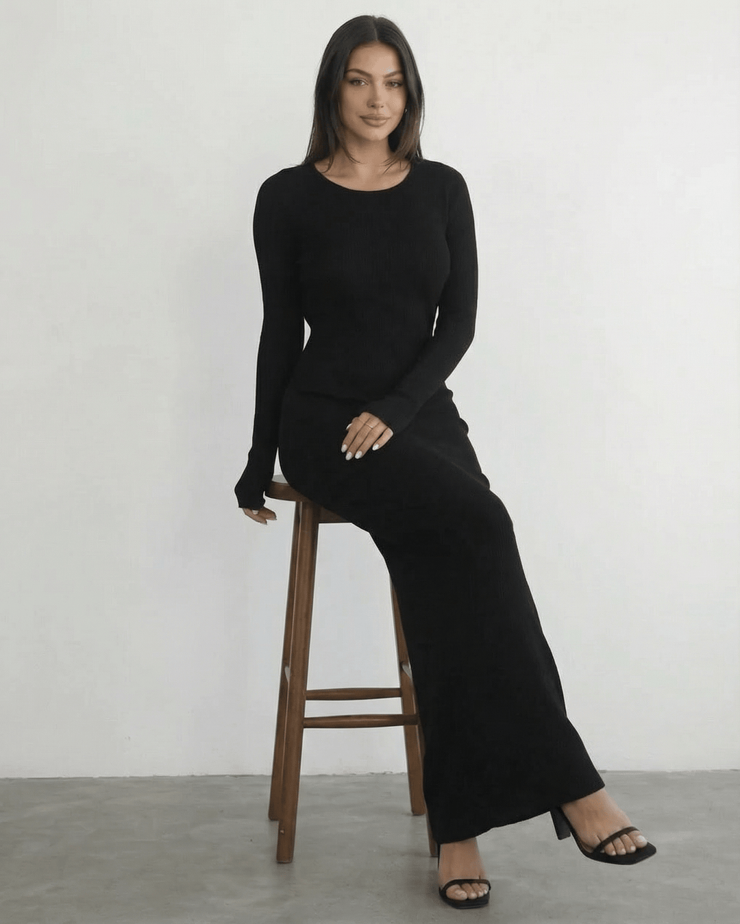 Para fiesta o evento, vestido maxi negro de manga larga con espalda descubierta. Moda femenina.