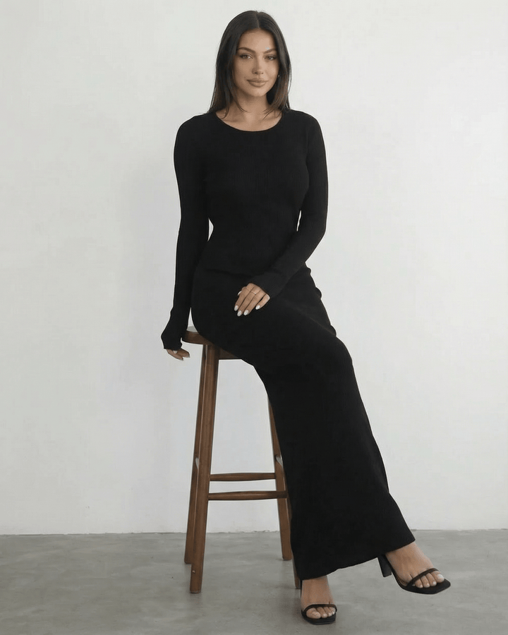 Para fiesta o evento, vestido maxi negro de manga larga con espalda descubierta. Moda femenina.