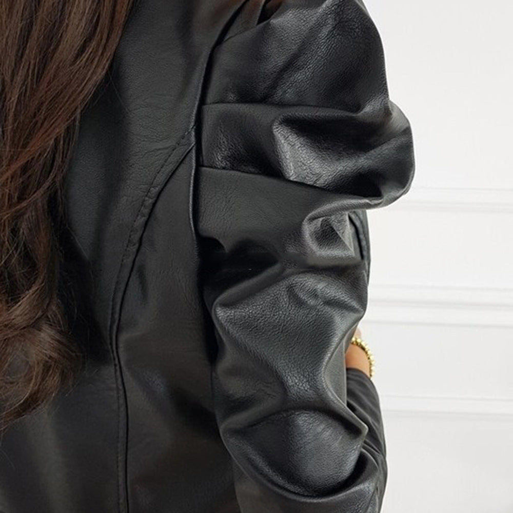 Mujer con chaqueta de cuero plisada negra. Estilo urbano chic, ideal para destacar en moda casual y eventos.