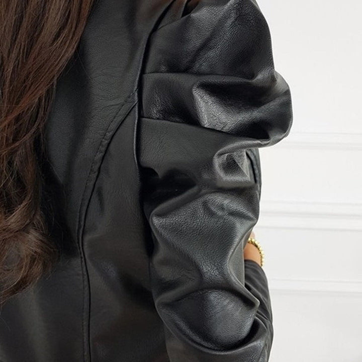 Mujer con chaqueta de cuero plisada negra. Estilo urbano chic, ideal para destacar en moda casual y eventos.