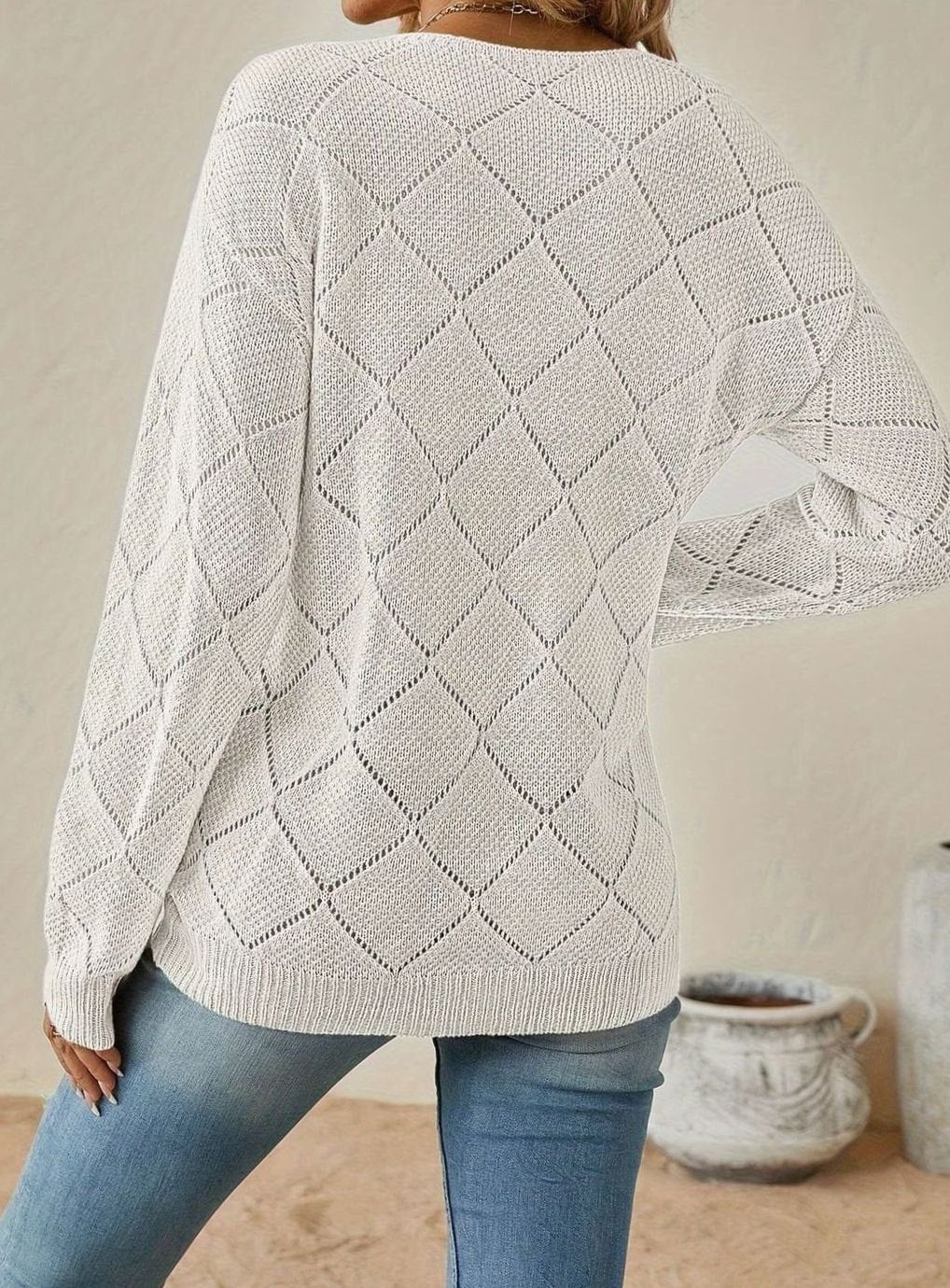 Jersey de punto calado de otoño para mujer. Diseño moderno con escote en V y manga larga. Ropa de estilo.