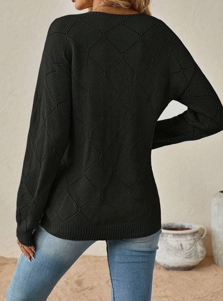 Jersey de punto calado para mujer, destacando su elegante escote en V. Manga larga y estilo actual.